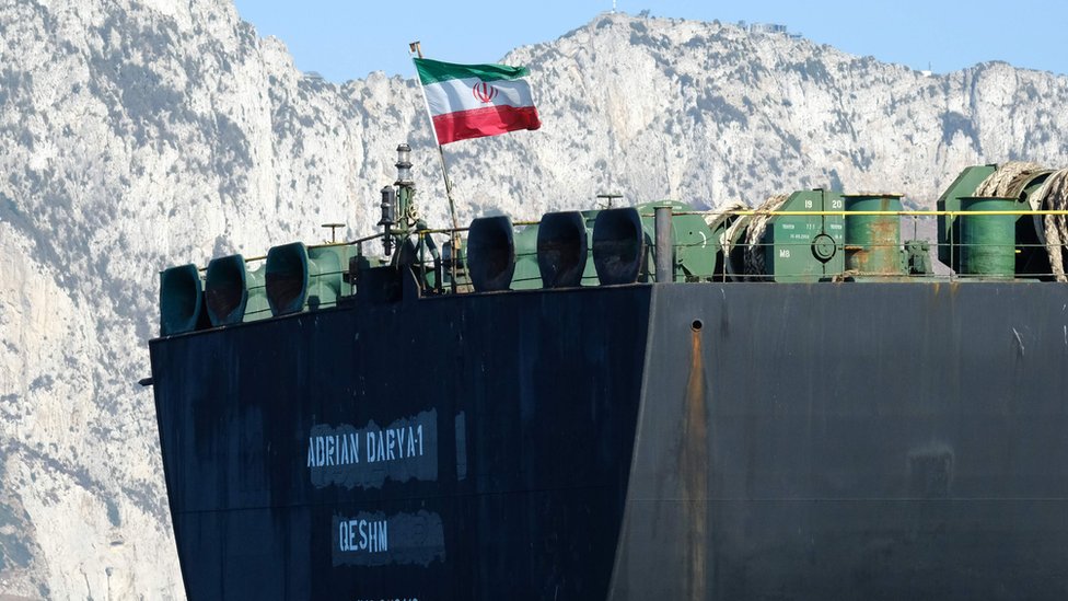 Иранский флаг развевается на борту нефтяного танкера Adrian Darya, ранее известного как Grace 1, у берегов Гибралтара 18 августа 2019 г.