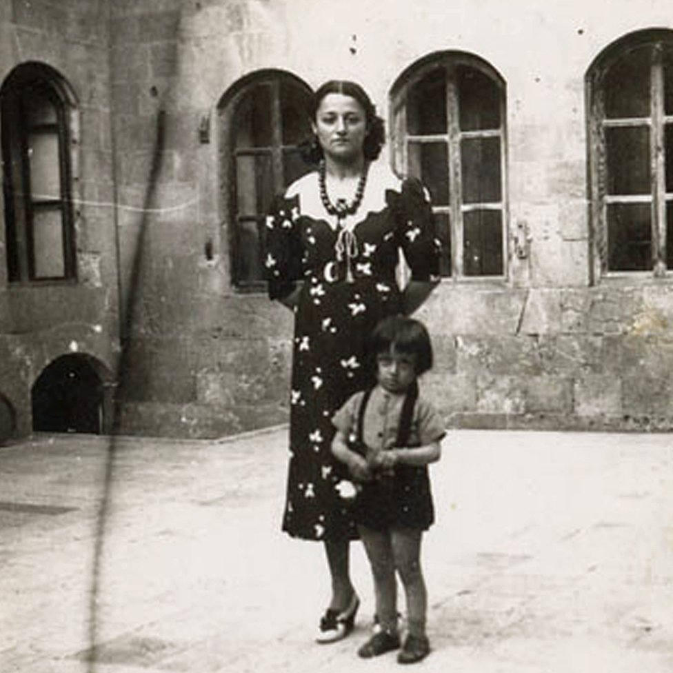 La abuela de Zahed con su padre, Ghassan, cuando era niño en el patio de su casa. El padre de Zahed Ghassan, cuando era un niño junto a su madre.