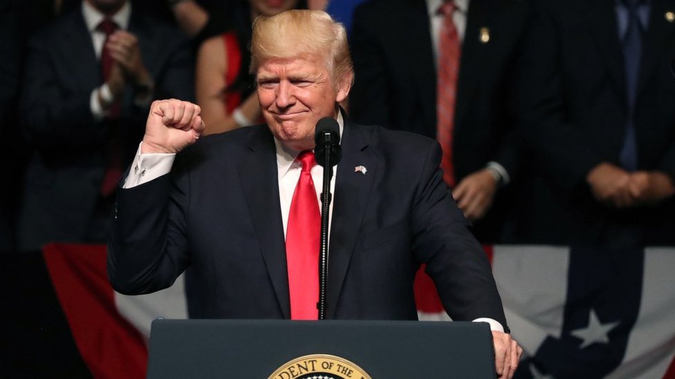 Trump dijo que la política de su país con Cuba que impulsó Obama "no favorece al pueblo cubano, sin que enriquece al régimen". Donald Trump en su discurso en Miami