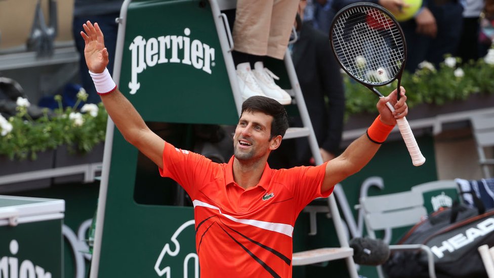 Novak Djokovic con los brazos extendidos.