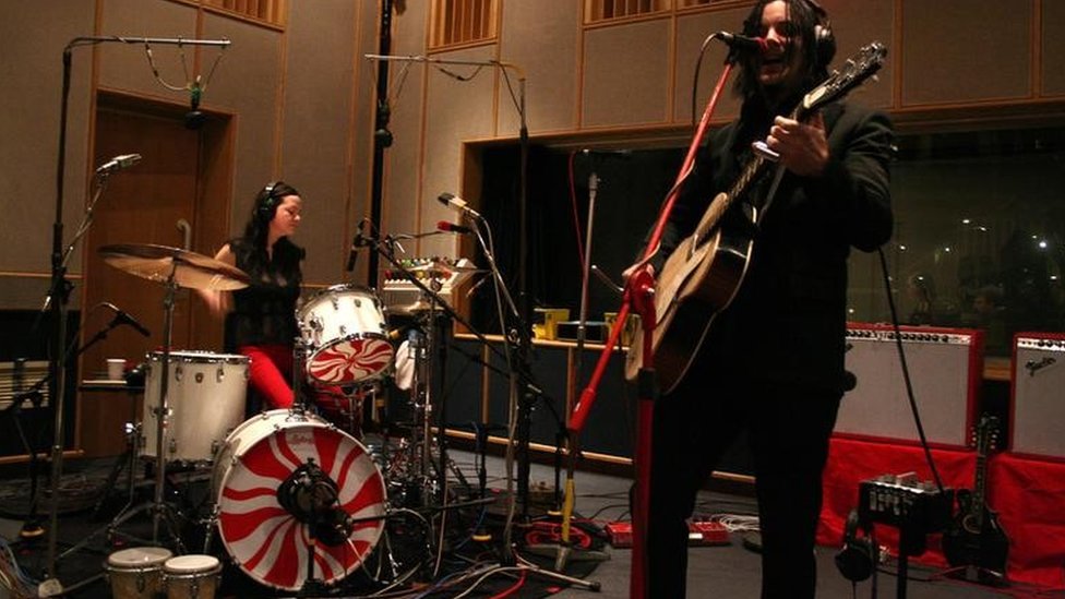 Мэг и Джек Уайт выступают в Live Lounge Radio 1 в студии BBC Maida Vale в Лондоне