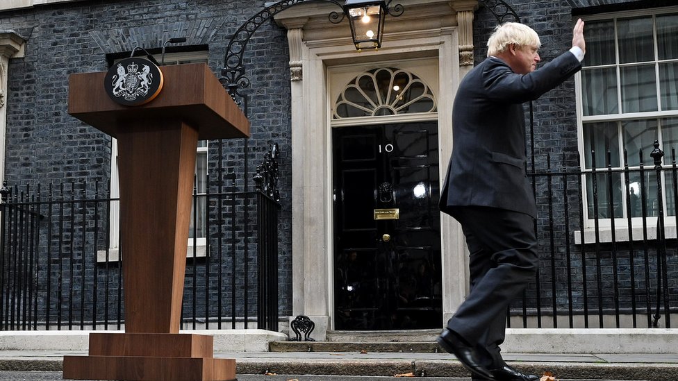 Boris Johnson saluda afuera de la residencia de Downing Street en Londres.