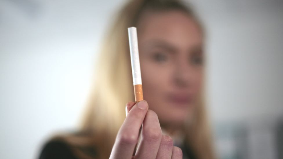 Эмма, 17 лет, держит сигарету