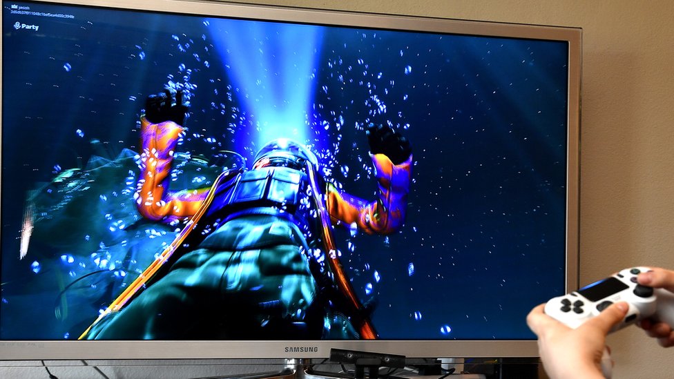 Подводный космонавт проплывает через экран телевизора перед игроком