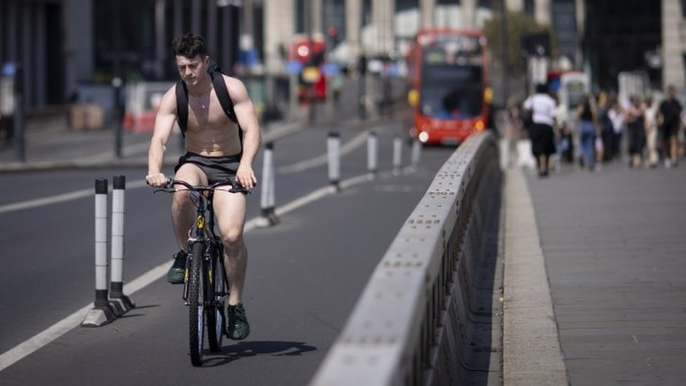 Biciklista bez majice u Londonu