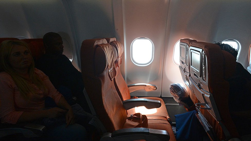 Las aerolíneas pueden elegir pasajeros al azar y obligarlos a bajar del avión si lo consideran necesario. Un avión de Aeroflot espera para despegar en un aeropuerto de Moscú