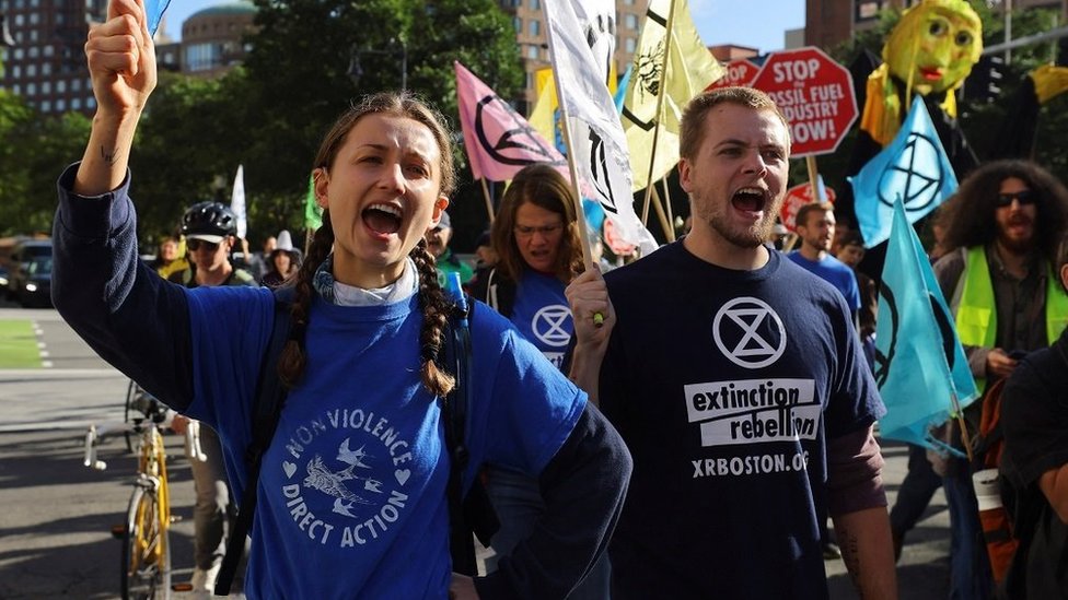 [출처: Reuters] 미국과 유럽 등 세계 곳곳에서 기후과학자들이 시위를 벌이며 기후대응을 촉구하고 있다