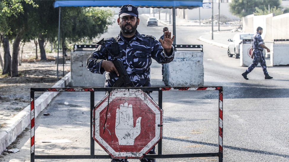Силы безопасности ХАМАС останавливают автомобиль на контрольно-пропускном пункте на юге сектора Газа (28 августа 2019 г.)