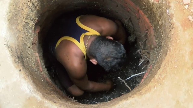 Binod Lahot working in sewer