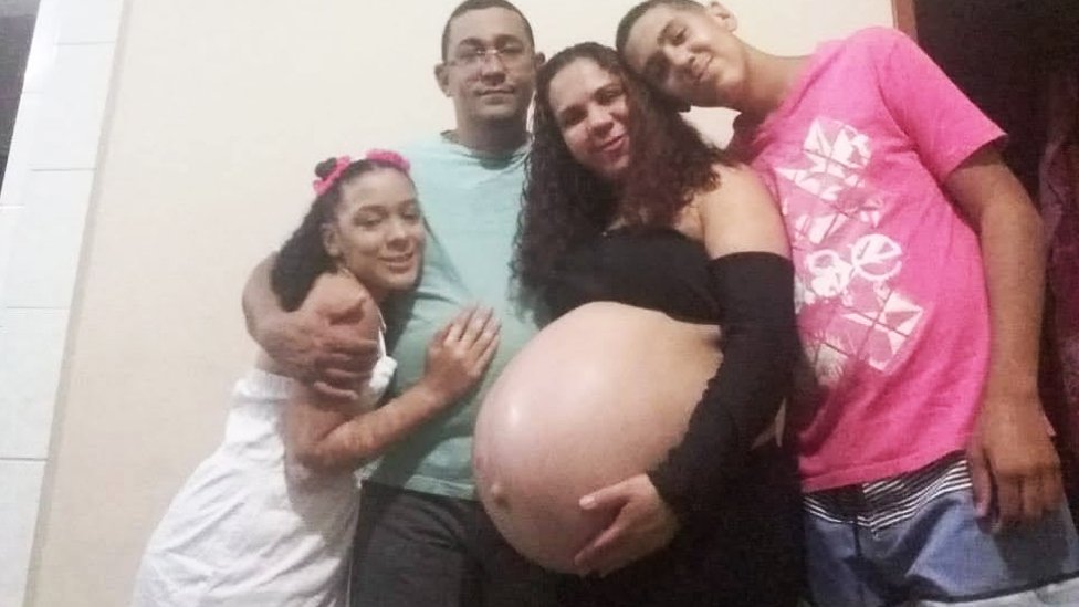 Glauciele ao lado da família quando estava na reta final da gravidez