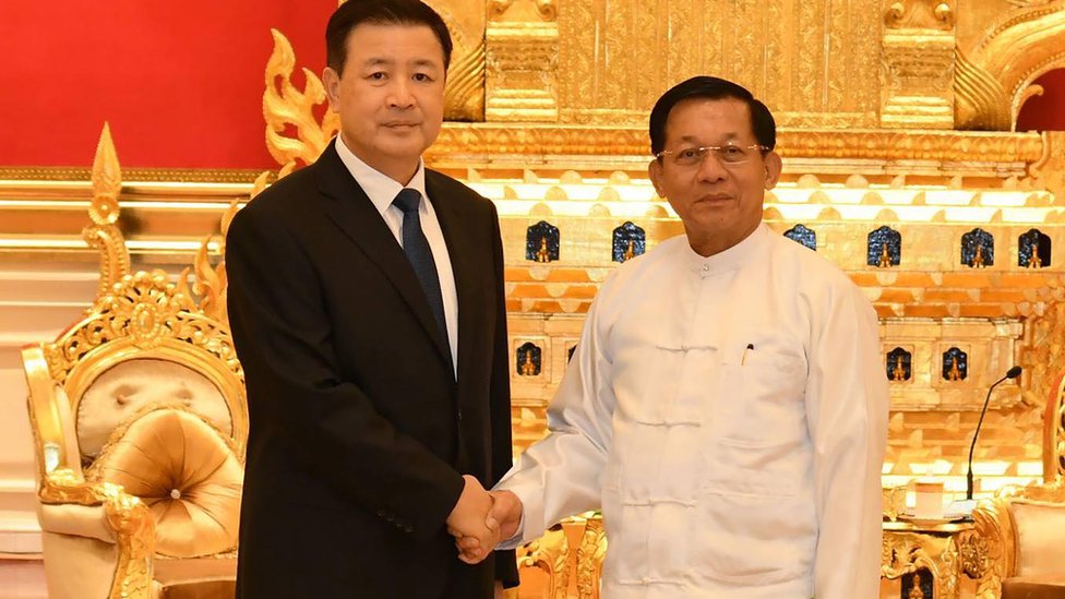 王小洪（左）在緬甸內比都與敏昂萊（右）握手（31/10/2023）