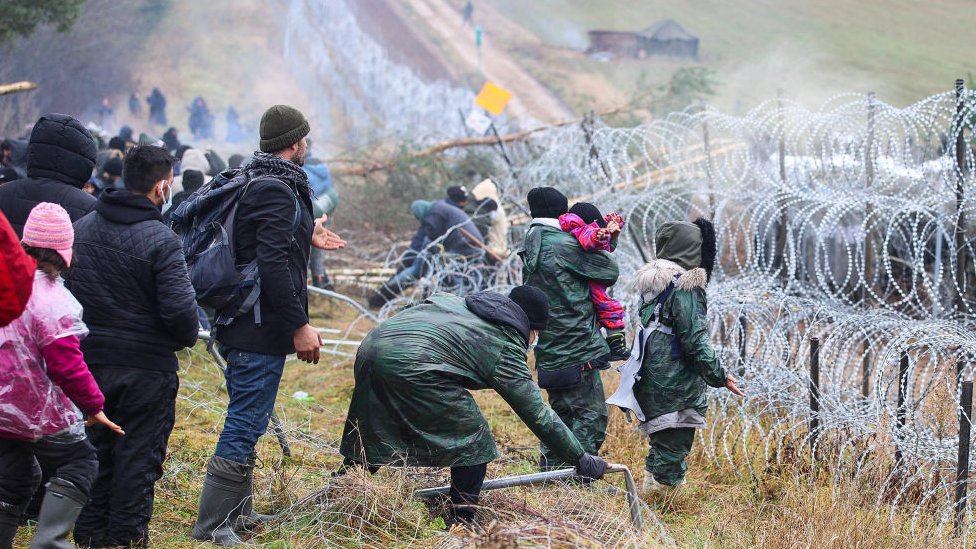 Migrantes cerca de la barrera que separa Polonia de Bielorrusia