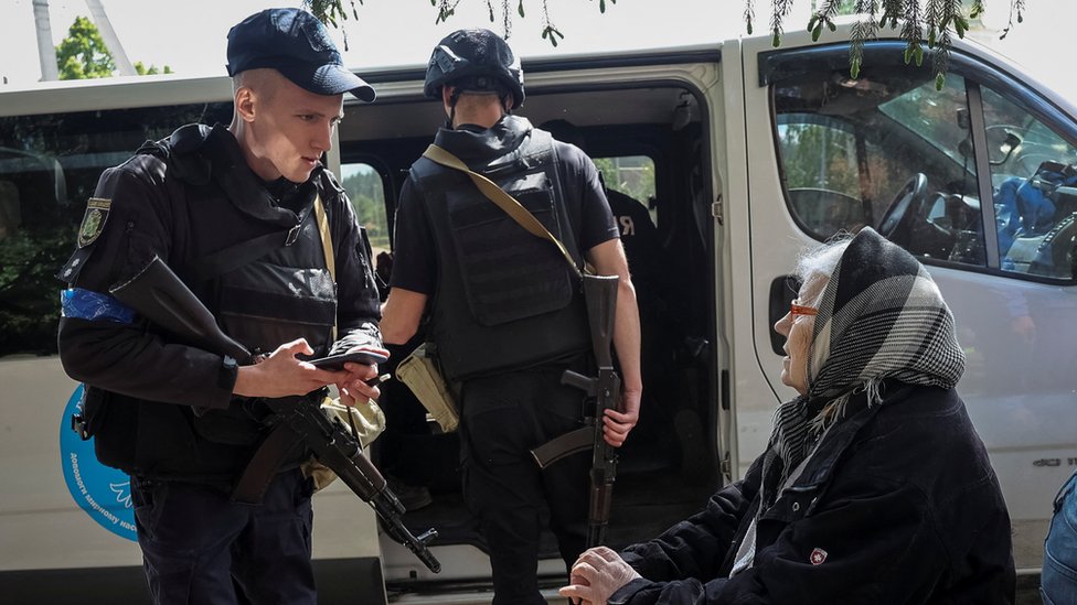 Policajci pomažu lokalnom stanovništvu da se evakuišu iz Vovčanska u Harkov zbog ofanzive Rusije, 12. maj 2024.