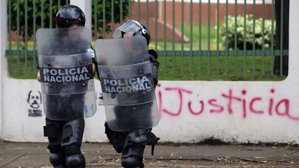 Dos policías