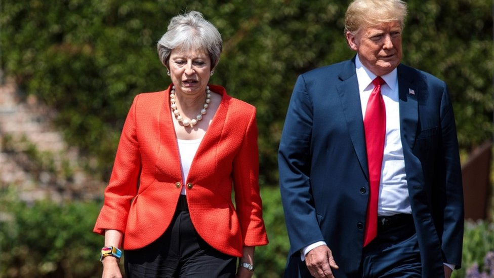 Theresa May y Donald Trump andando.