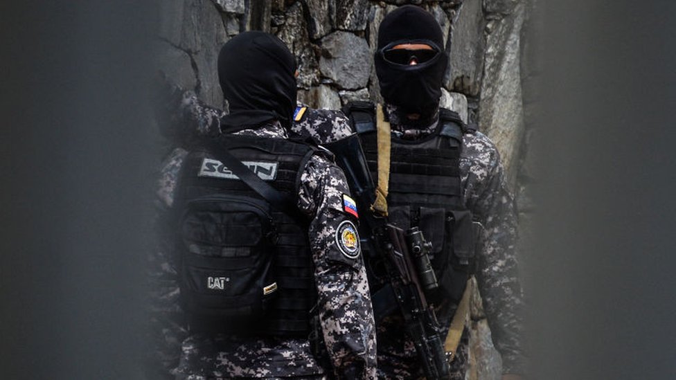 Oficiales del Sebin.