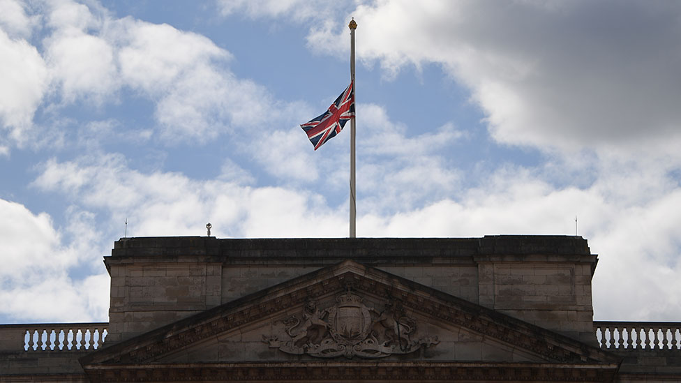 Bandera británica a media asta en el Palacio de Buckingham