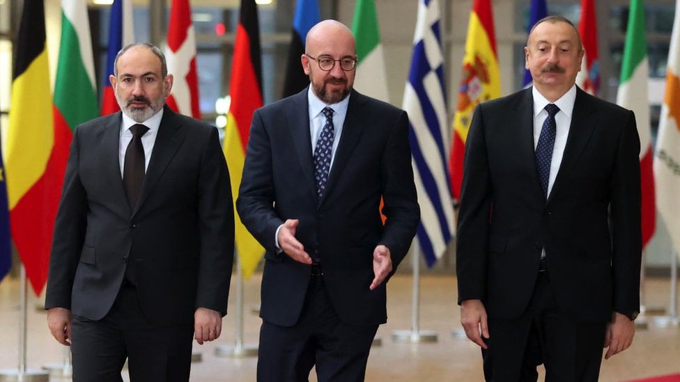 Perdana Menteri Armenia Nikol Pashinyan (kiri), Presiden Dewan Eropa Charles Michel (tengah) dan Presiden Azerbaijan Ilham Aliyev (kanan)