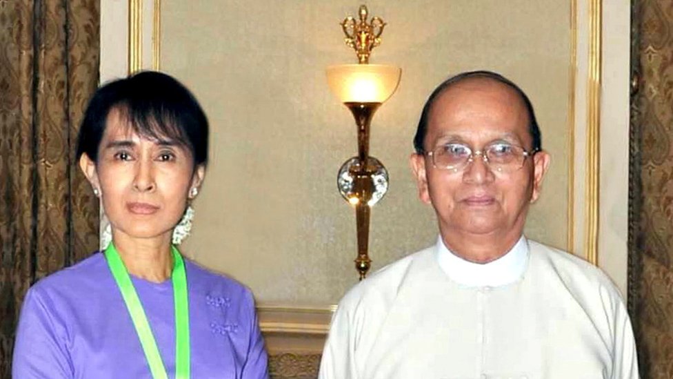 Aung San Suu Kyi dan Presiden Thein Sein di Istana Presiden di Naptyitaw pada Agustus 2011.