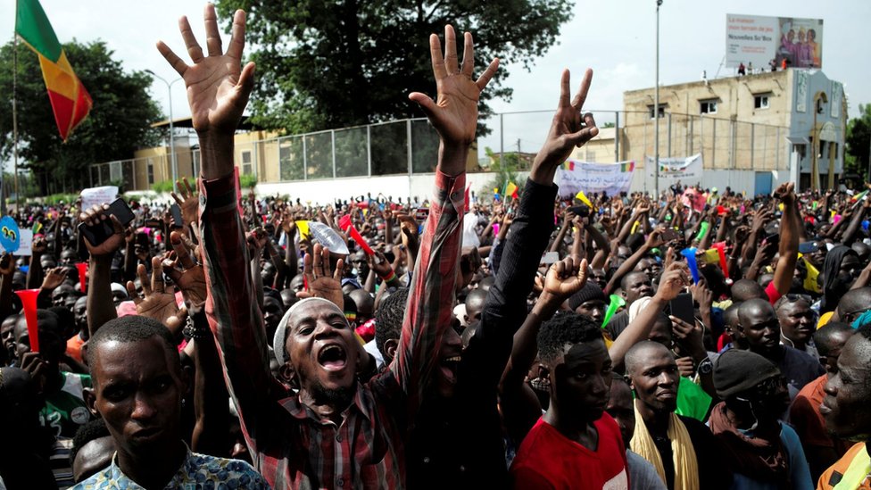 Сторонники имама Махмуда Дико и других оппозиционных политических партий протестуют после того, как президент Ибрагим Бубакар Кейта отказался от уступок, направленных на разрешение многомесячного политического противостояния, в Бамако, Мали, 10 июля 2020 г.
