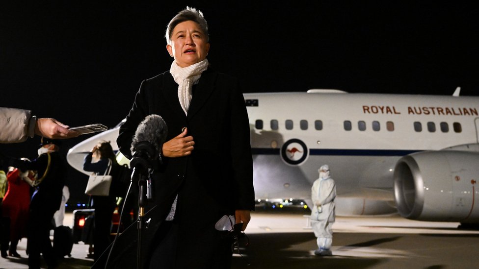 黃英賢在北京首都機場向澳大利亞媒體記者發言（20/12/2022）