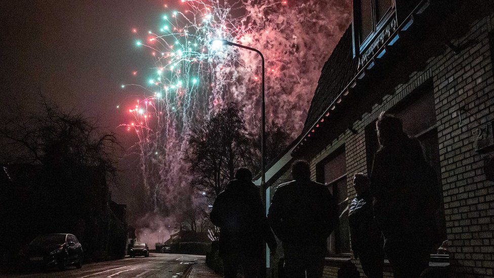 الألعاب النارية خلال ليلة رأس السنة الجديدة في ماسدام، هولندا، 1 يناير/كانون الثاني 2022.