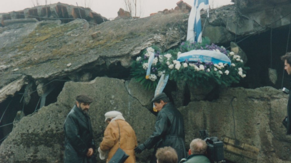 Выжившие отдают дань уважения в Аушвиц-Биркенау 27 января 1995 г.
