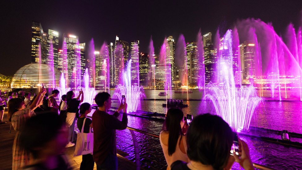 新加坡濱海灣上的斯威夫特主題水景和燈光秀吸引了眾多遊客。