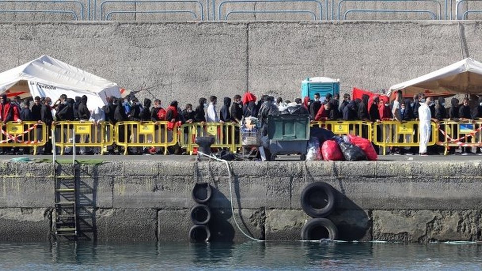 Migrants queue up to receive assistance