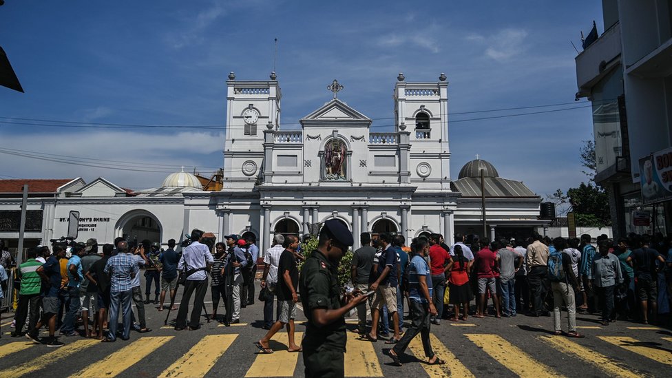 Местные жители собираются у храма Святого Антония в Коломбо 22 апреля 2019 года.