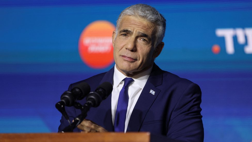 O primeiro-ministro interino Yair Lapid discursa a apoiadores na sede eleitoral do partido Yesh Atid em Tel Aviv (2 de novembro de 2022)