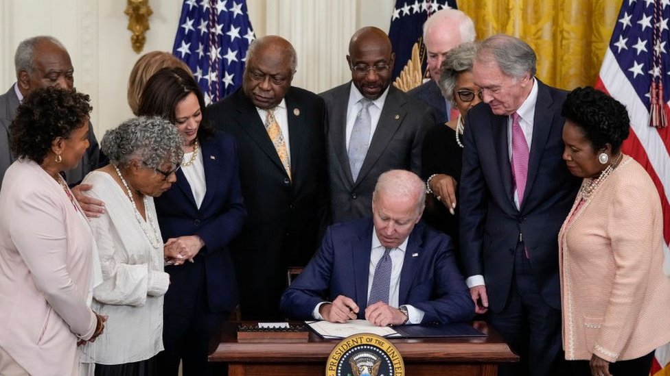 El presidente Joe Biden firma el acta