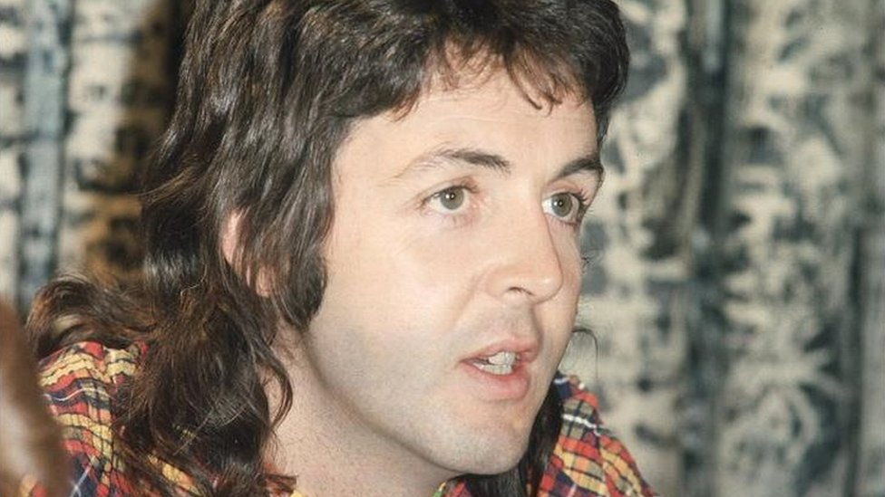 Paul McCartney reconoció en cierto momento que la lápida de Eleanor Rigby pudo haberle influido de forma subliminal a la hora de escribir la canción. Paul McCartney