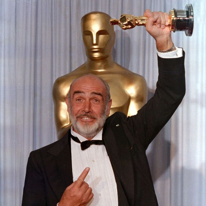 1988.年，康納利因《義膽雄心》（The Untouchables）獲奧斯卡最佳男配角獎、金球獎最佳男配角獎和英國電影電視學院獎提名。