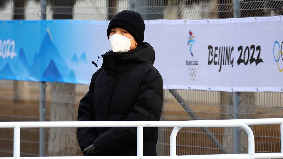 مسؤول أمن خارج مجمع الألعاب الأولمبية الشتوية في بكين