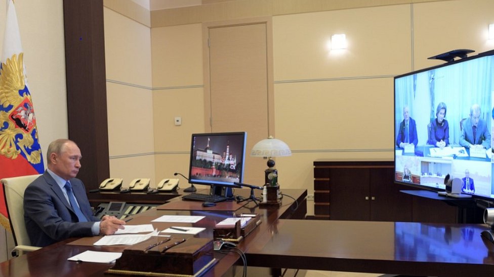 Президент Путин на видеоконференции с министрами из своей подмосковной резиденции Ново-Огарево, 20 апр 20
