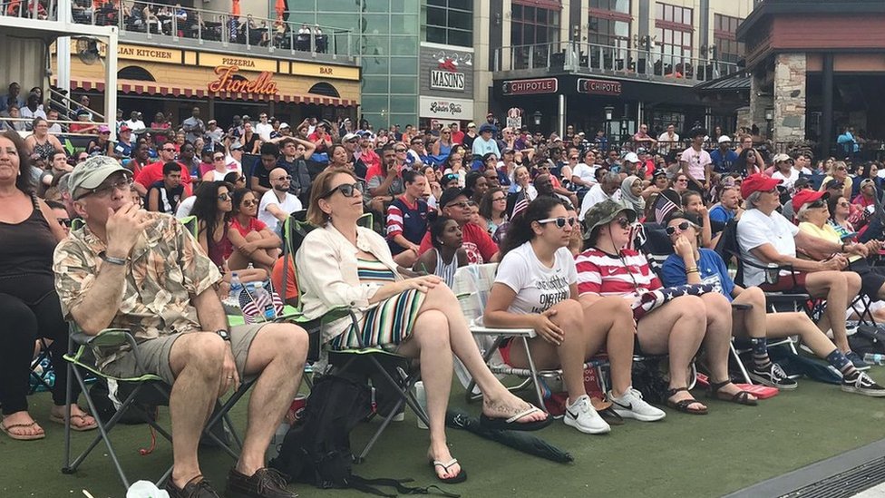 Толпы людей смотрят матч чемпионата мира по футболу