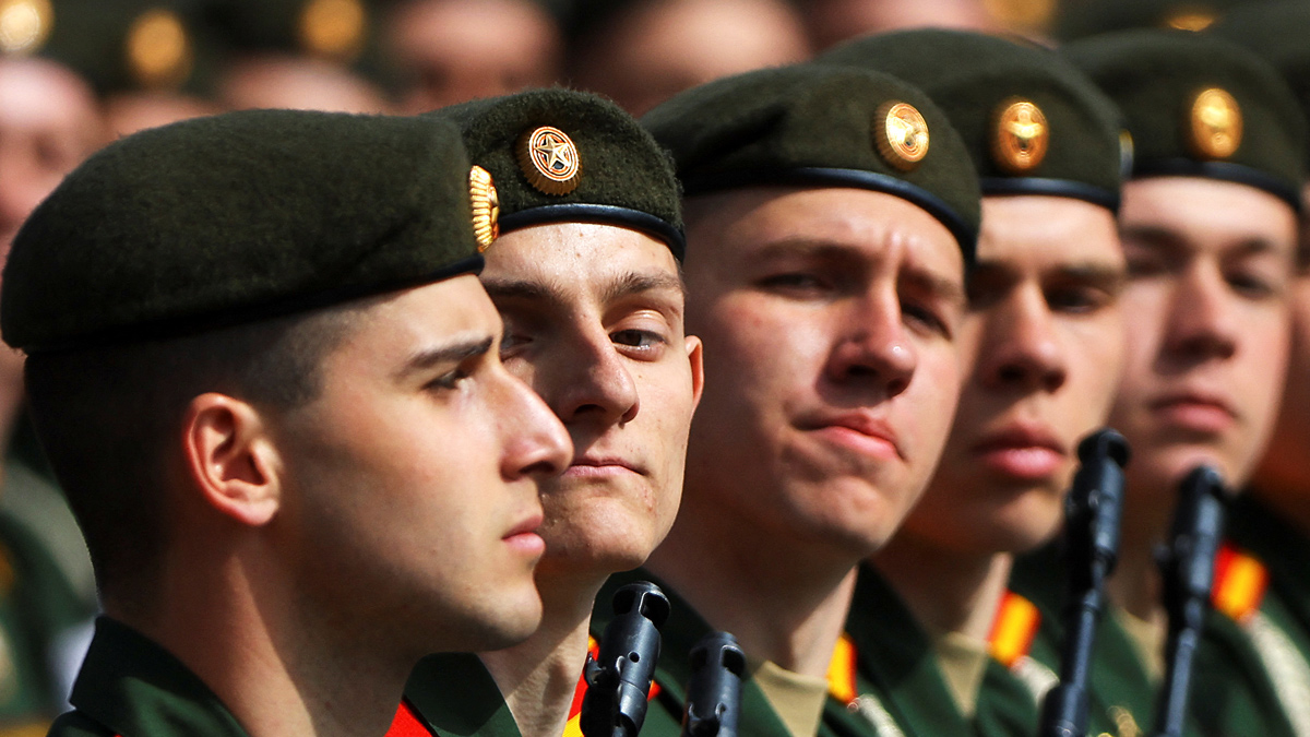 Soldados rusos ensayan para el desfile militar del Día de la Victoria en Moscú en mayo.