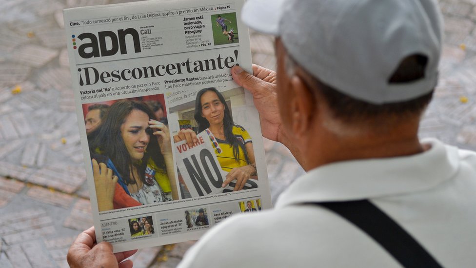 El triunfo del "No" en el plebiscito de octubre de 2016 sobre los acuerdos dio cuenta del nivel de desconfianza e incredulidad que hay en Colombia ante lo pactado. Hombre lee un diario que reporta el triunfo del "No".