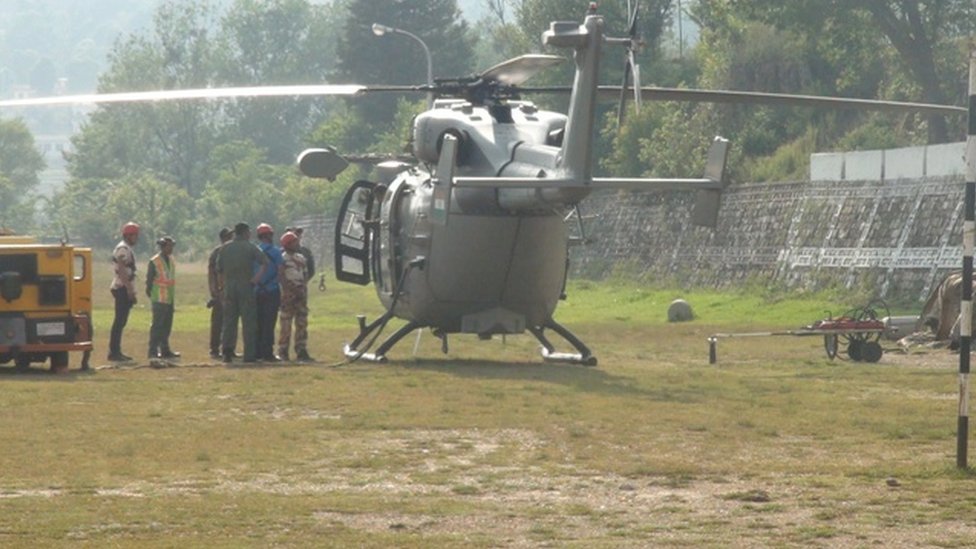 Вертолет и индийские спасатели