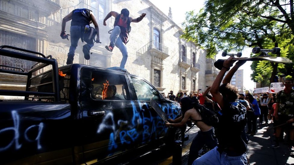 Auto ardiendo durante una protesta en Jalisco, Guadalajara, por la muerte de Giovanni López.