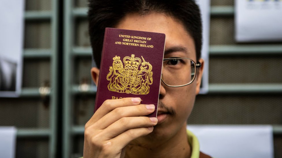 21 августа 2019 года петиционер держит паспорт BNO возле консульства Великобритании в Гонконге
