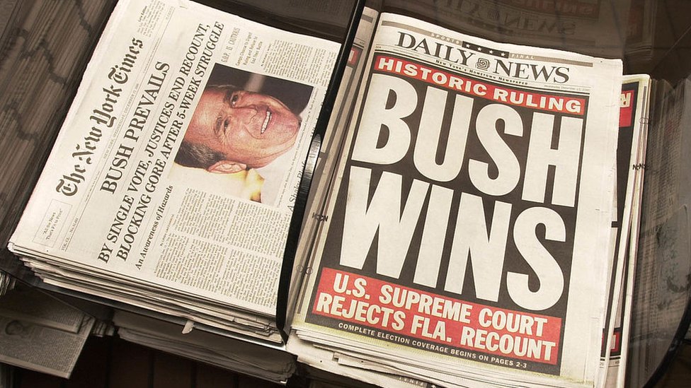 Газеты публикуют результаты решения Верховного суда США приостановить пересчет голосов во Флориде, объявив Джорджа Буша победителем на выборах президента США 13 декабря 2000 г.