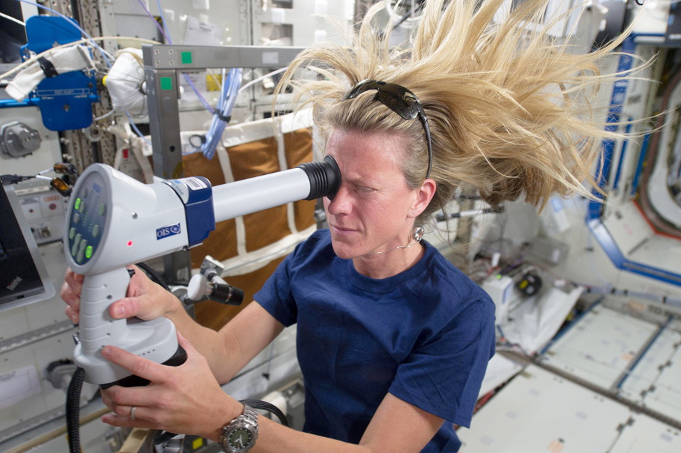La astronauta Karen Nyberg se realiza un examen de fondo de ojo