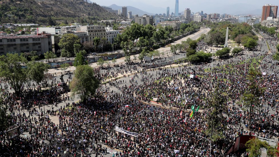 Imagen aérea de la marcha en Plaza Italia, Santiago de Chile