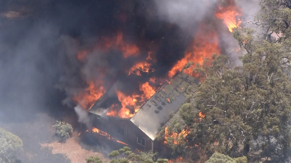 Perth: Bushfire threatens locked-down Australian city