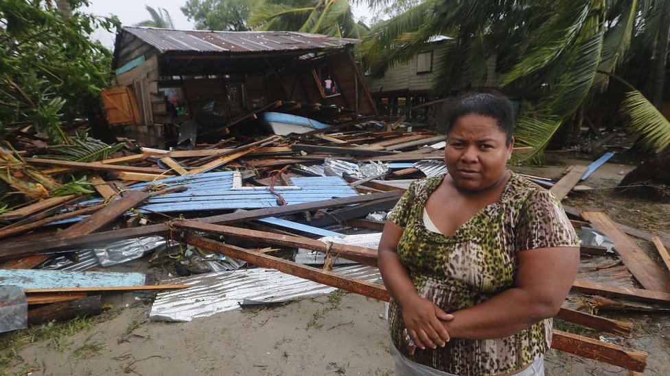 Mujer ante su casa destrozada por el paso de Eta en Pureto Cabezas, Nicaragua.