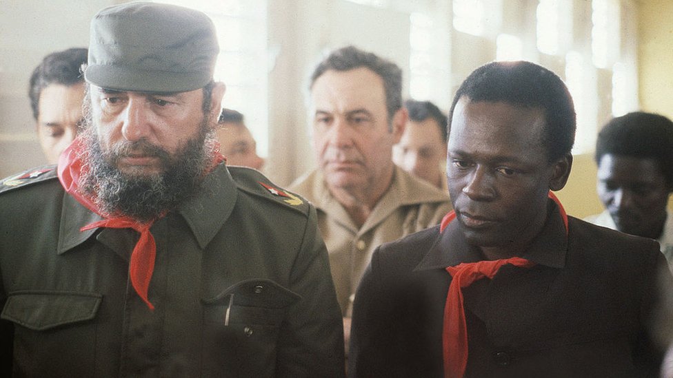 Кубинский революционер и президент Фидель Рус Кастро (слева) приветствует 24 марта 1980 года в Гаване президента Анголы Эдуарду душ Сантуша по прибытии на Кубу с трехдневным официальным визитом.