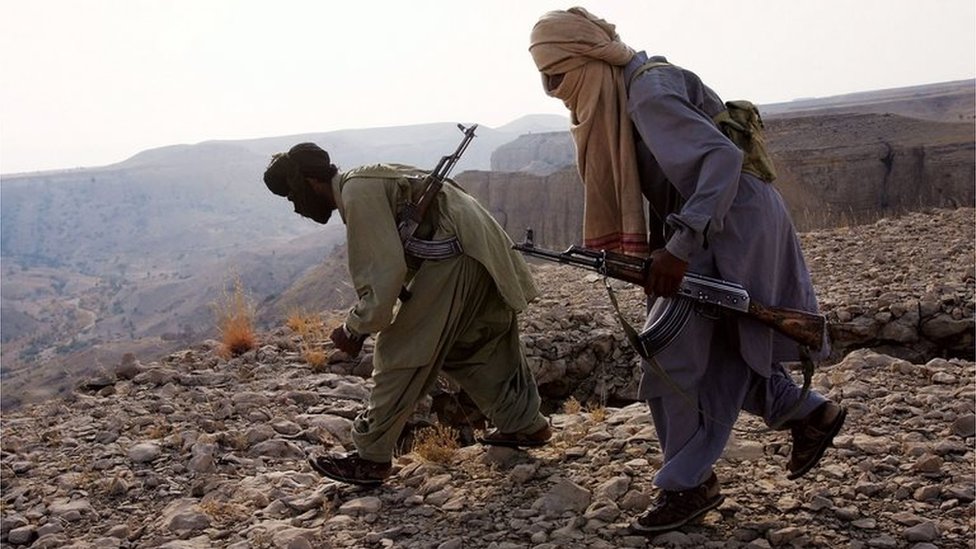 Партизаны из марри готовятся к атаке на пост пакистанских войск 31 января 2006 года недалеко от Кахана в пакистанской провинции Белуджистан.