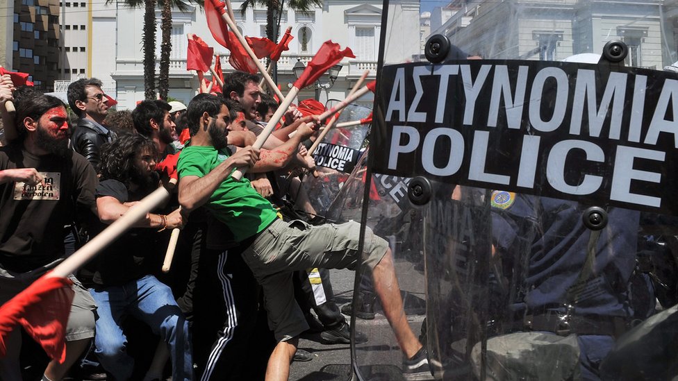 2010 yılında Yunanistan'ın başkenti Atina'da polislerle çatışan göstericiler